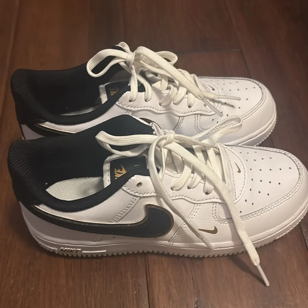 Nike Air Force 1 Kids 2Y White and Black Sneakers